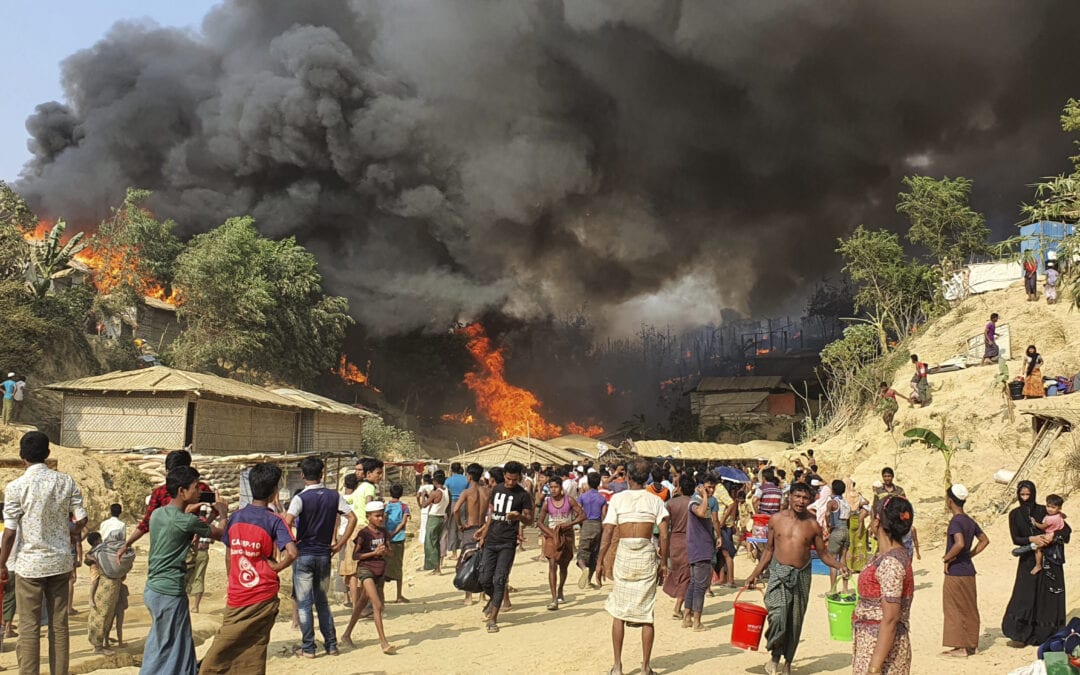 Plastique brûlé, poussière et cendres : l’incendie du camp de réfugiés rohingyas