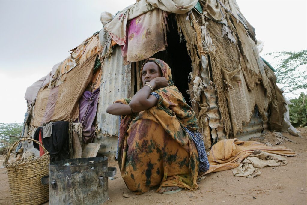 Een vrouw bij haar geïmproviseerde onderkomen in Somalië