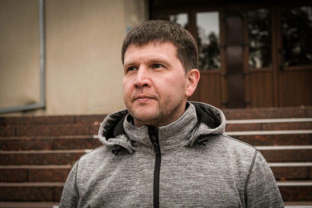  Serhiy, een 44-jarige predikant staat bij de Vifaniia-kerk in Bucha, Oekraïne