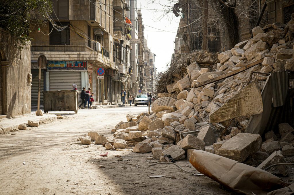 Trümmer eines eingestürzten Hauses liegen in Aleppo auf der Strasse. Das Haus wurde durch die verheerenden Erdbeben in Syrien und der Türkei zerstört. 