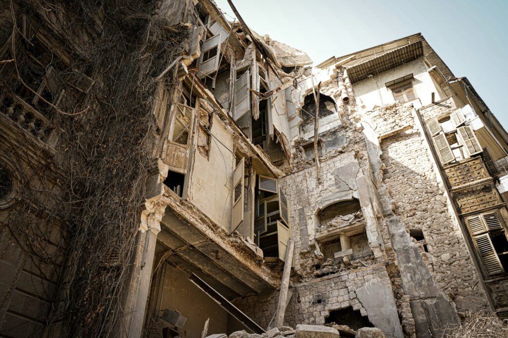Ein eingestürztes Haus in Aleppo, zerstört durch die verheerenden Erdbeben in Syrien und der Türkei.