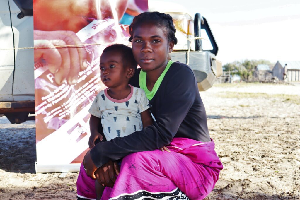 Eine 22-jährige Mutter mit ihrem kleinen Sohn neben der mobilen Klinik einer humanitären Hilfsorganisation in ihrer Region im Süden Madagaskars.