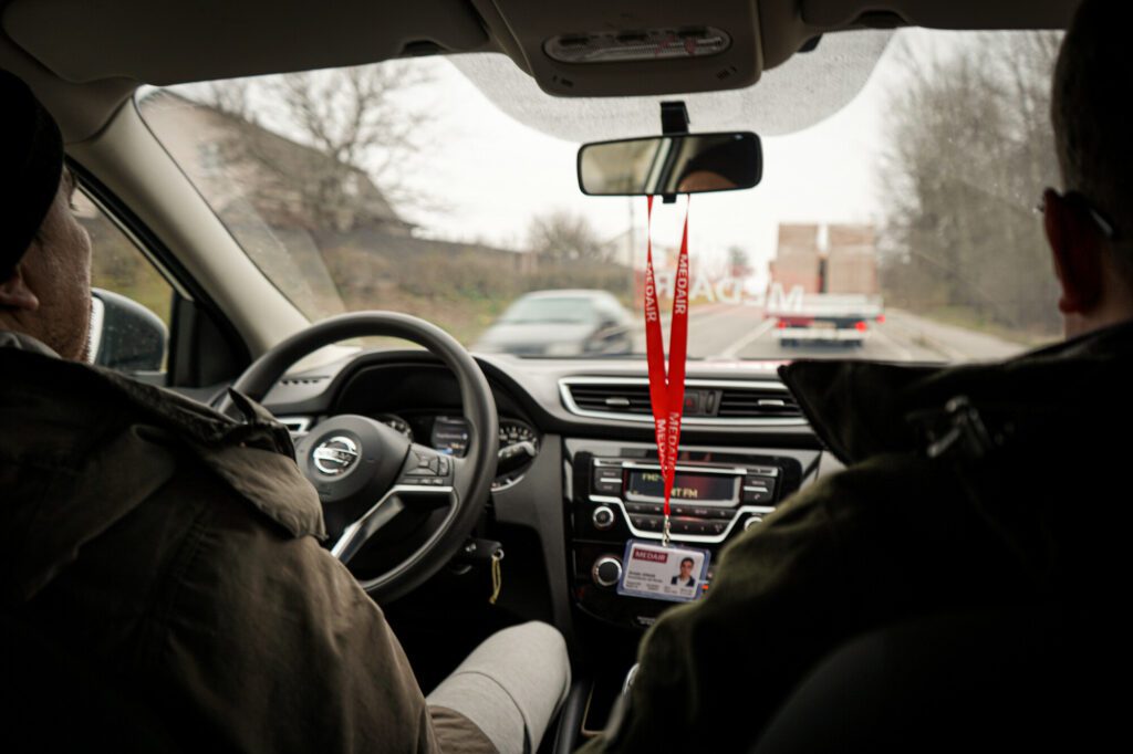 Des travailleurs humanitaires roulent sur l'autoroute en Ukraine.