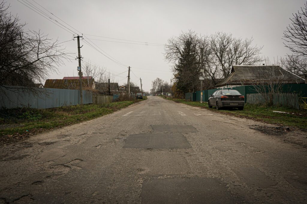 Une route dans la ville de Sytnyky, Makariv, située dans l'oblast de Kiev, en Ukraine.