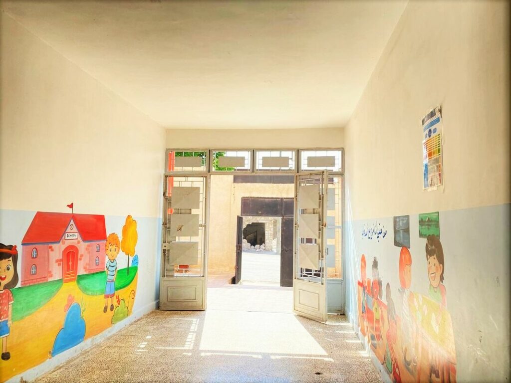 Der Eingang der Al-Takadum-Al-Arabi-Schule im Stadtteil Al Salheen, Aleppo, die zurzeit als Sammelunterkunft dient. 