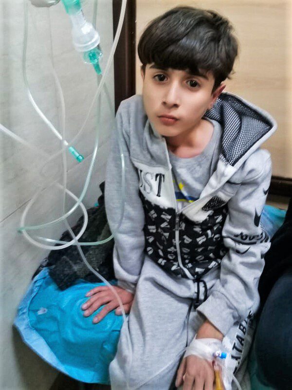 Tariq is in the hospital. He wakes up with the help of the doctors after the sugar in his blood has risen, and faints.