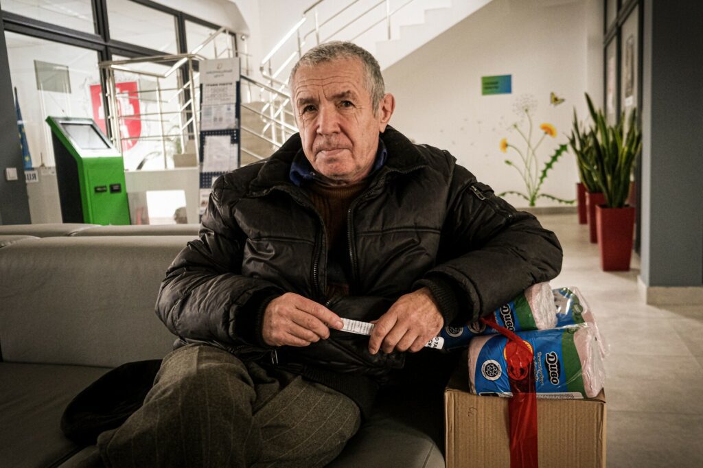 Serhiy, a 66-year-old affected IDP got his NFI kit.