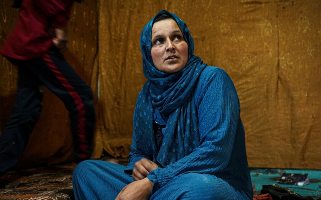 Veerkracht in een moeilijke tijd: de strijd van een moeder in een tentenkamp