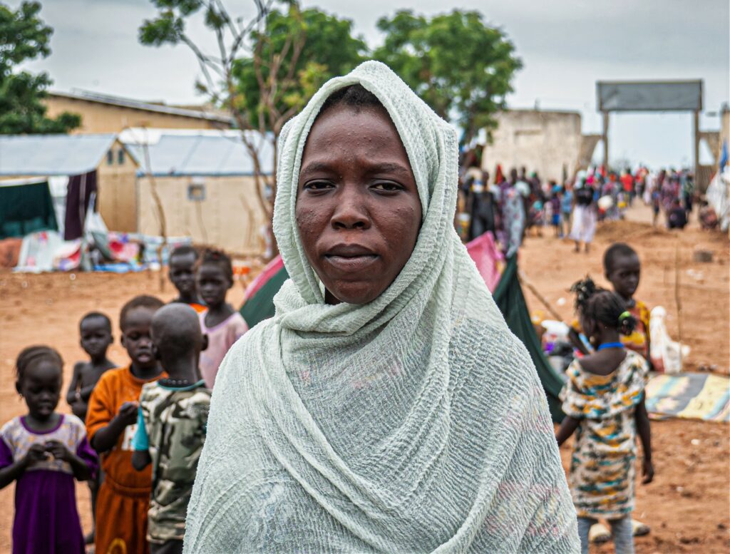 Une femme rapatriée du Soudan se tient dans le centre de transit de la ville de Renk, au Sud-Soudan.