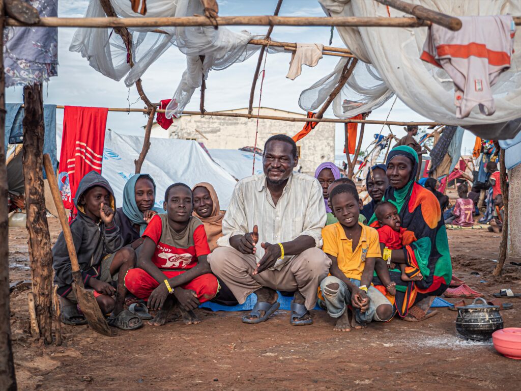 Une famille de rapatriés assise par terre dans un centre de transit de la ville de Renk, au Sud-Soudan.