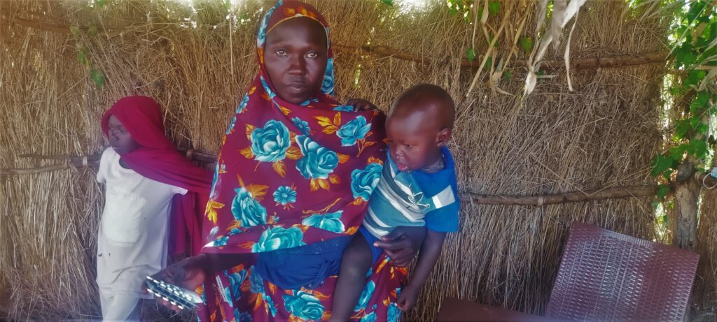 Een vrouw met een jongetje in een gezondheids- en voedingscentrum in de staat Blue Nile in Soedan.