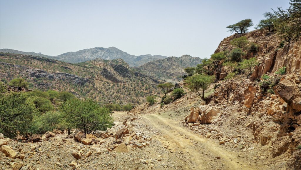 Deze onverharde weg leidt naar een afgelegen dorp in Jemen waar mensen in nood zijn