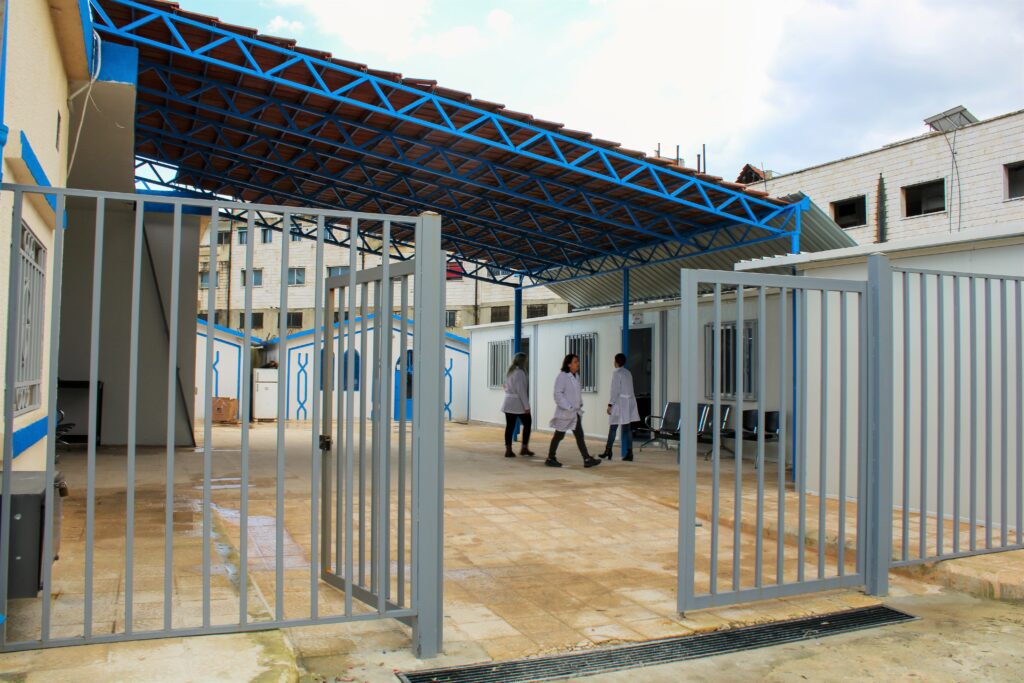 De medische zorg in het Tal Salhab Primary Health Center is weer aanwezig in het centrum nadat de rehabilitatie is voltooid.