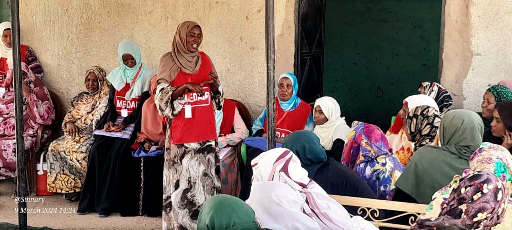 Vrouwelijke noodhulpmedewerkers geven choleravoorlichting aan vrouwen uit een gemeenschap die getroffen is door een uitbraak van cholera in White Nile in Soedan.